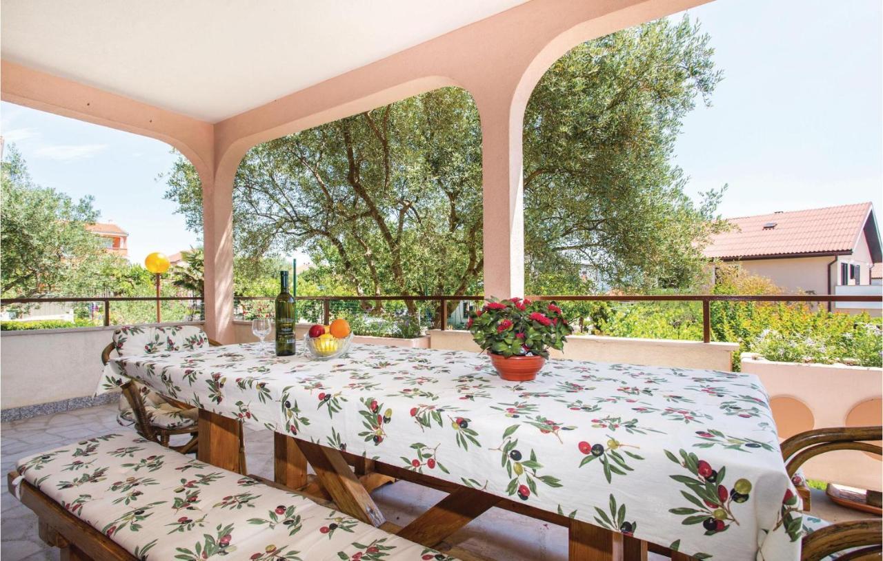 Stunning Apartment In Krk With Kitchen クルク エクステリア 写真