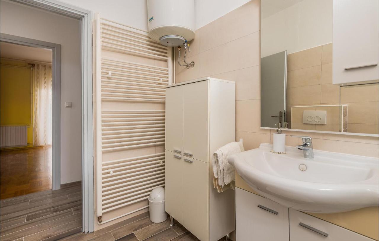 Stunning Apartment In Krk With Kitchen クルク エクステリア 写真