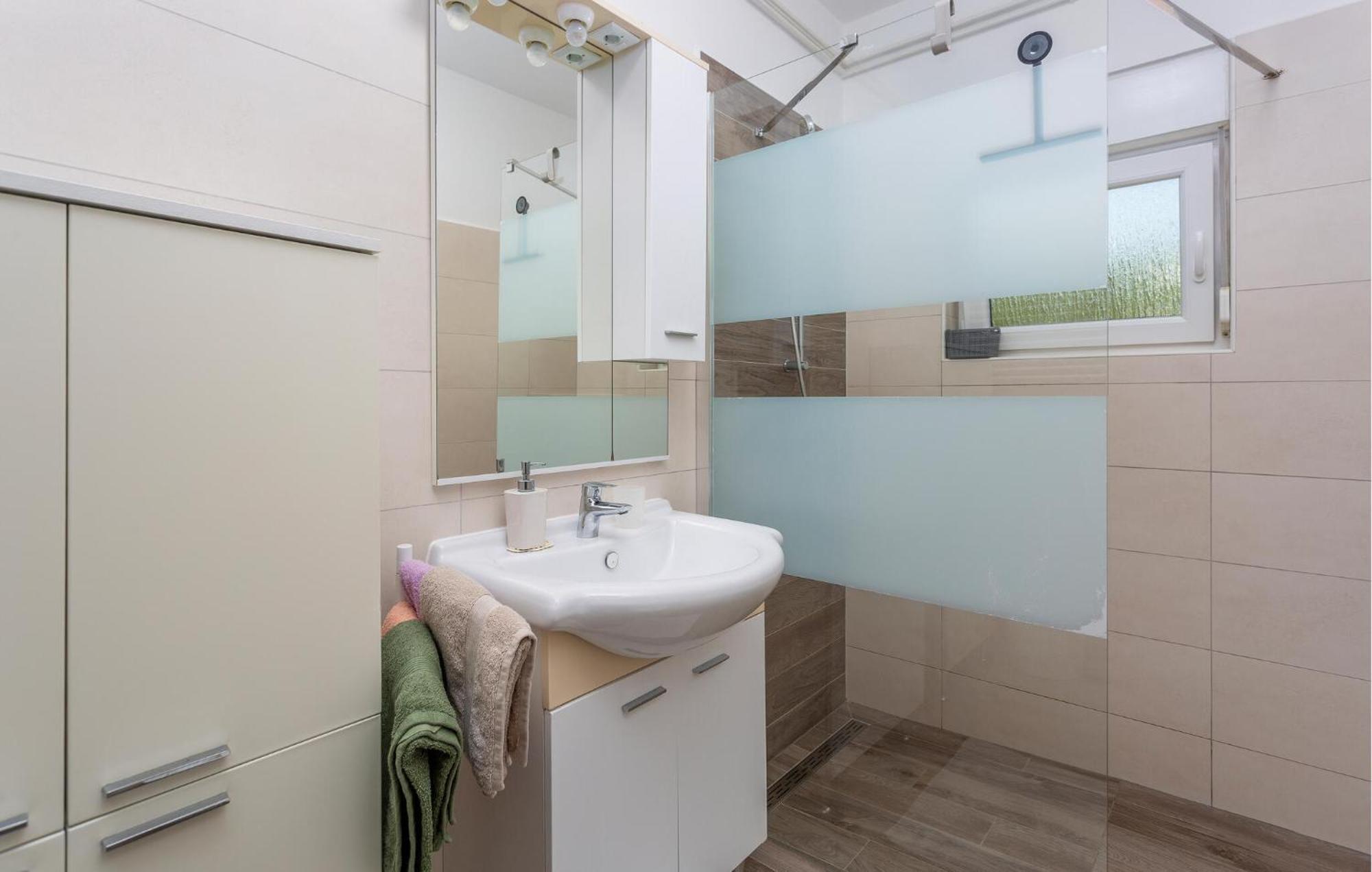 Stunning Apartment In Krk With Kitchen クルク エクステリア 写真