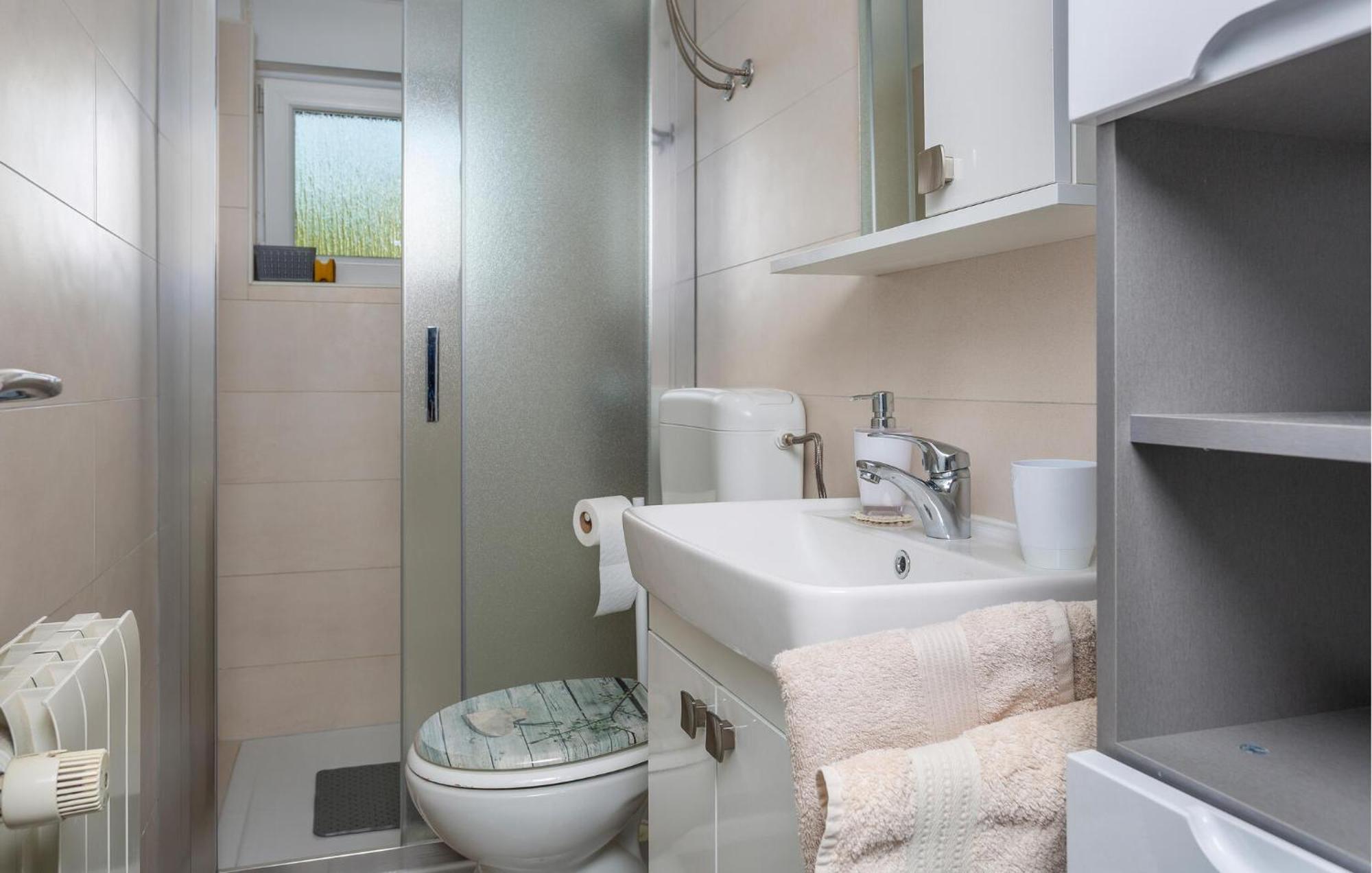 Stunning Apartment In Krk With Kitchen クルク エクステリア 写真