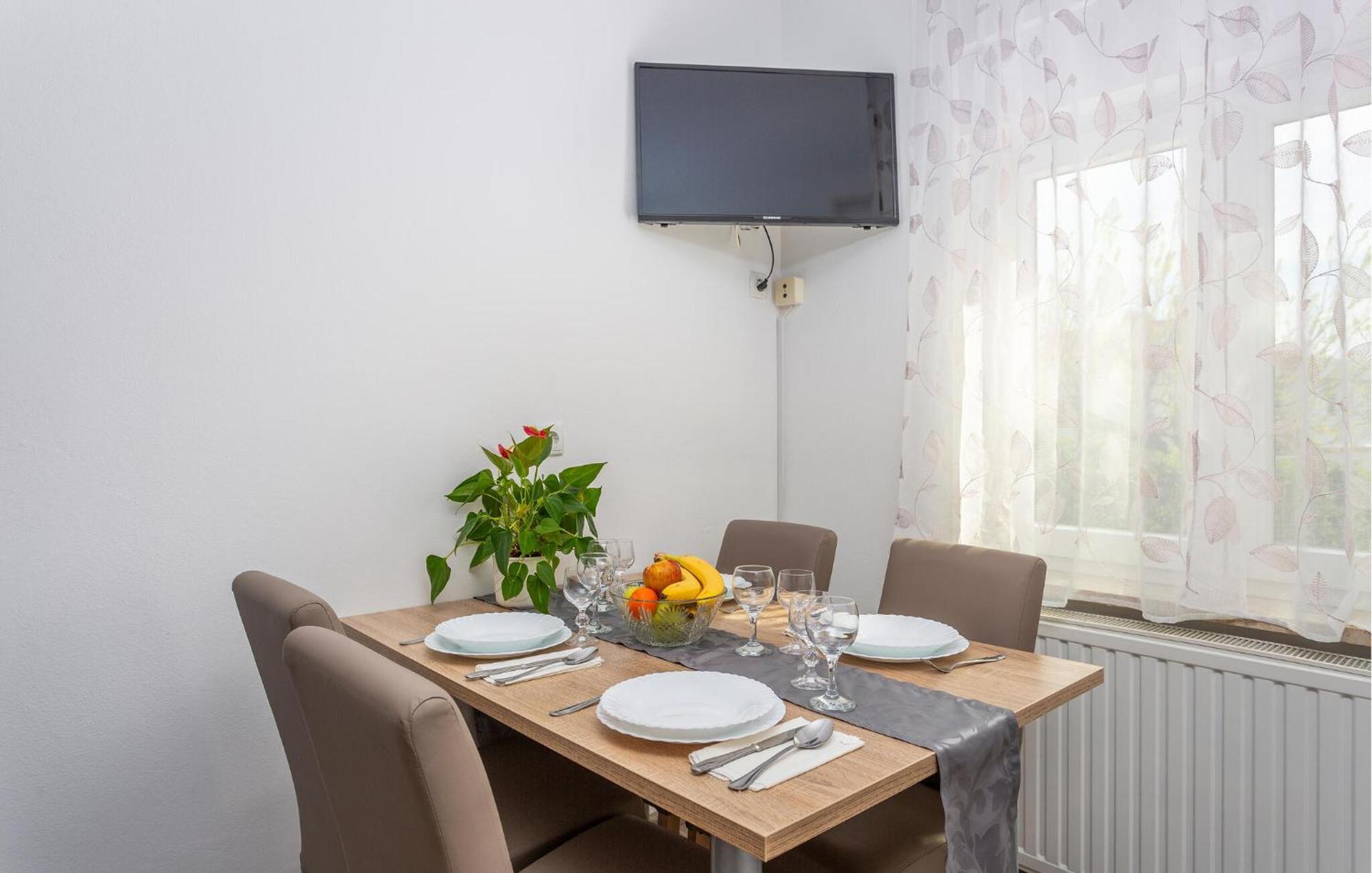 Stunning Apartment In Krk With Kitchen クルク エクステリア 写真