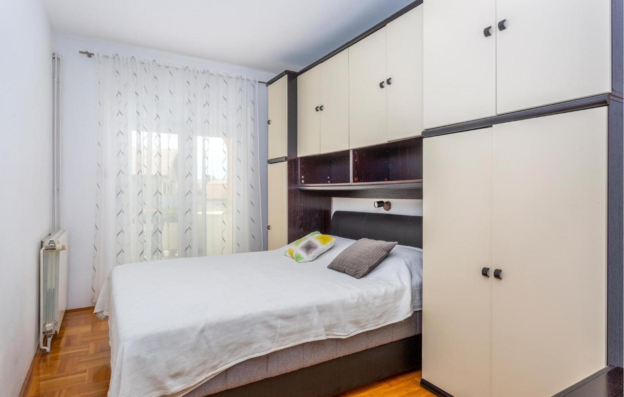 Stunning Apartment In Krk With Kitchen クルク エクステリア 写真
