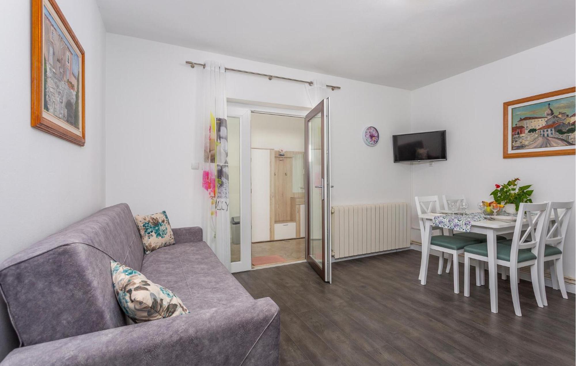 Stunning Apartment In Krk With Kitchen クルク エクステリア 写真