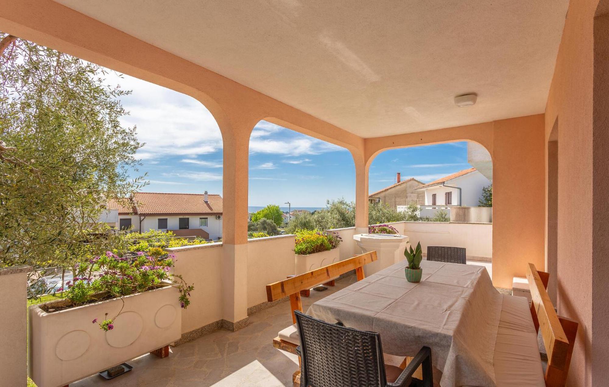 Stunning Apartment In Krk With Kitchen クルク エクステリア 写真